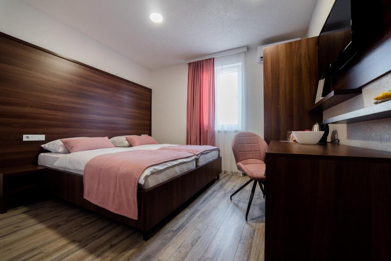 Apartments And Rooms Villa Majestic Bihac Bagian luar foto